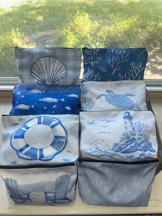 Unbranded Other - Cosmetic bag (1) with a seashell brush, headband, hand lotion, lip balm, skincar